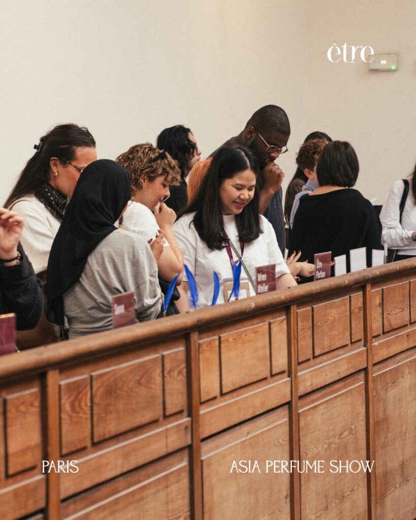 Visitors gathered at the ÊTRE booth at the Asia Perfume Show in Paris